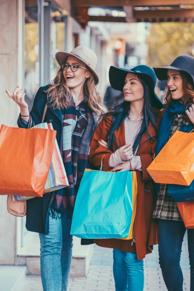 Residents shopping near Garden City/Apple Garden in Garden City, Kansas
