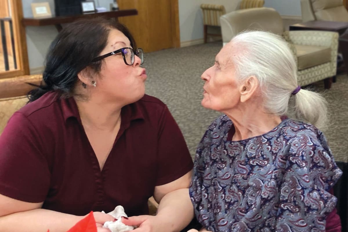A resident and a caregiver having a nice conversation at Riverside Oxford Memory Care in Ft. Worth, Texas 