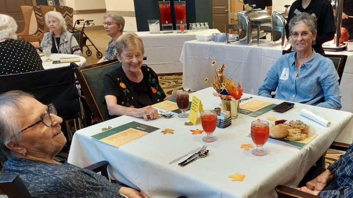 Delicious dining at The Landing at Shadow Creek! Residents enjoy a festive meal with great company, flavorful dishes, and joy.