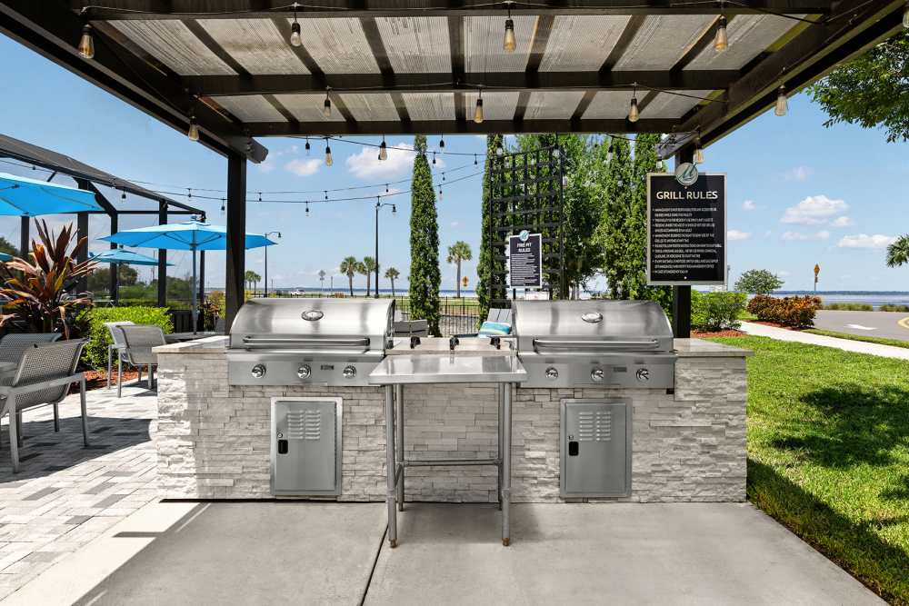 Community lounge with dining area at Vue on Lake Monroe in Sanford, Florida