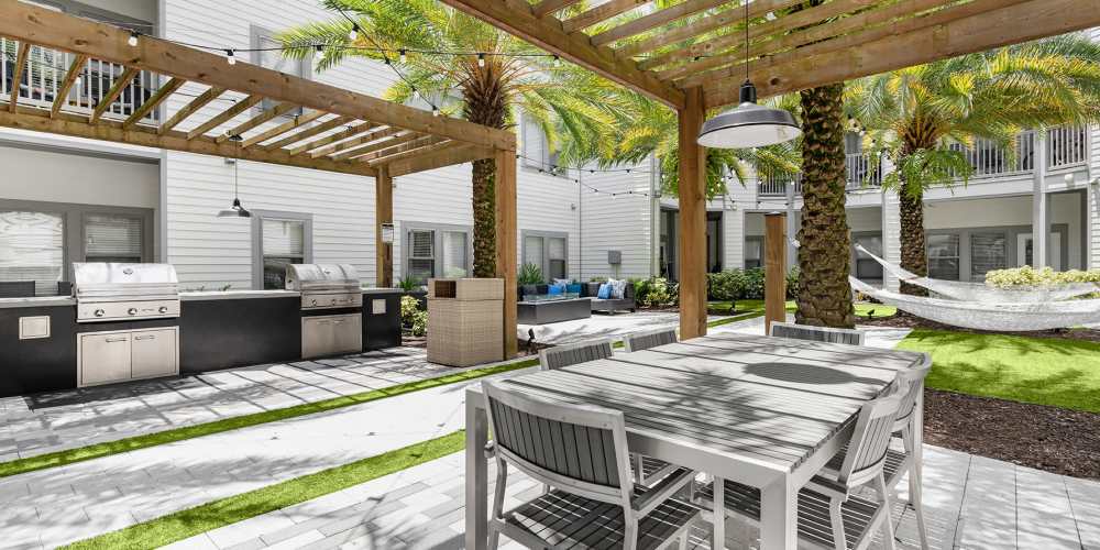 Outdoor dining and BBQ at SoBA Apartments in Jacksonville, Florida